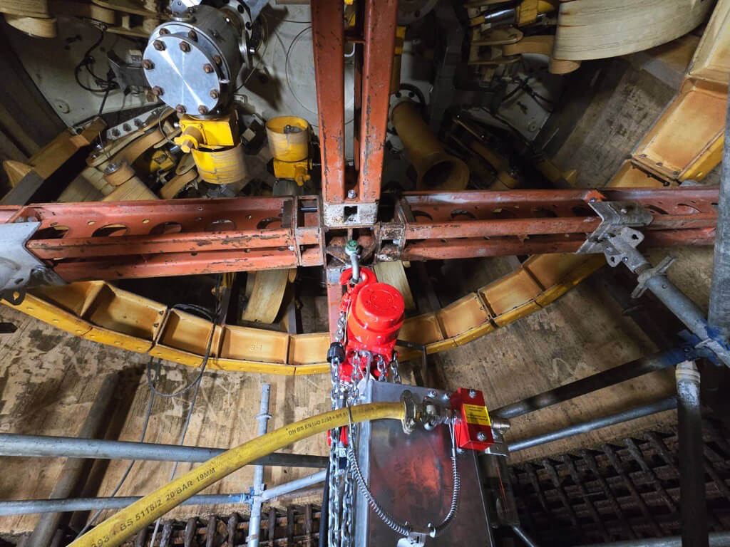 Cruciform hoist arrangement at the top of the shaft, positioned next to the seawater plug.