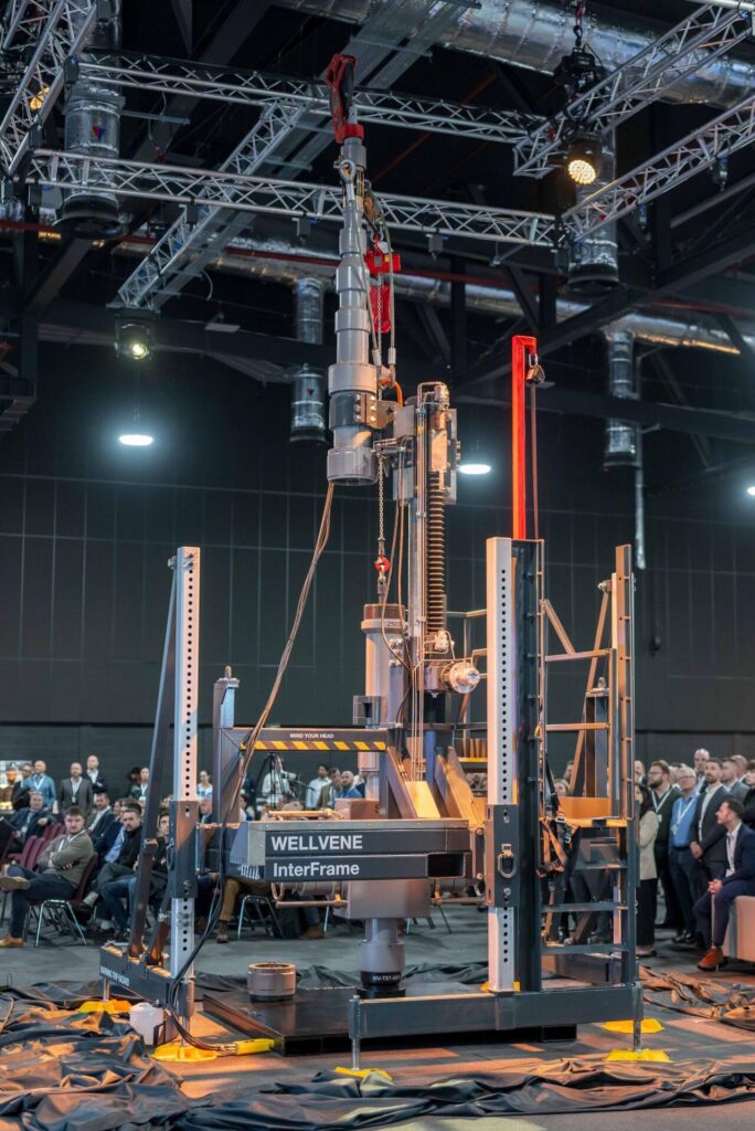 Standalone well intervention system with integrated air hoist for offshore tool string handling