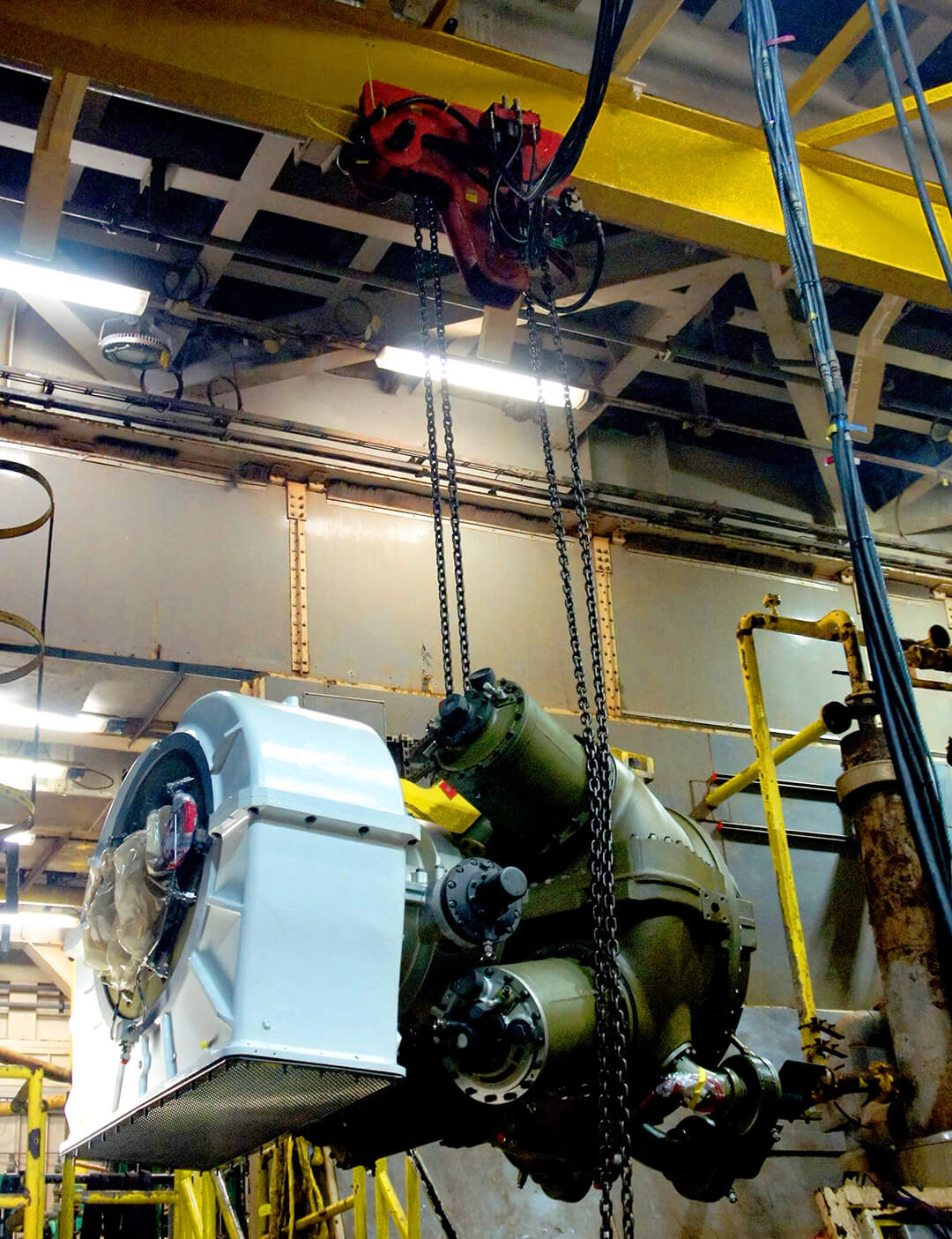 Low headroom air hoist and trolley supporting offshore gas turbine replacement in restricted access environment